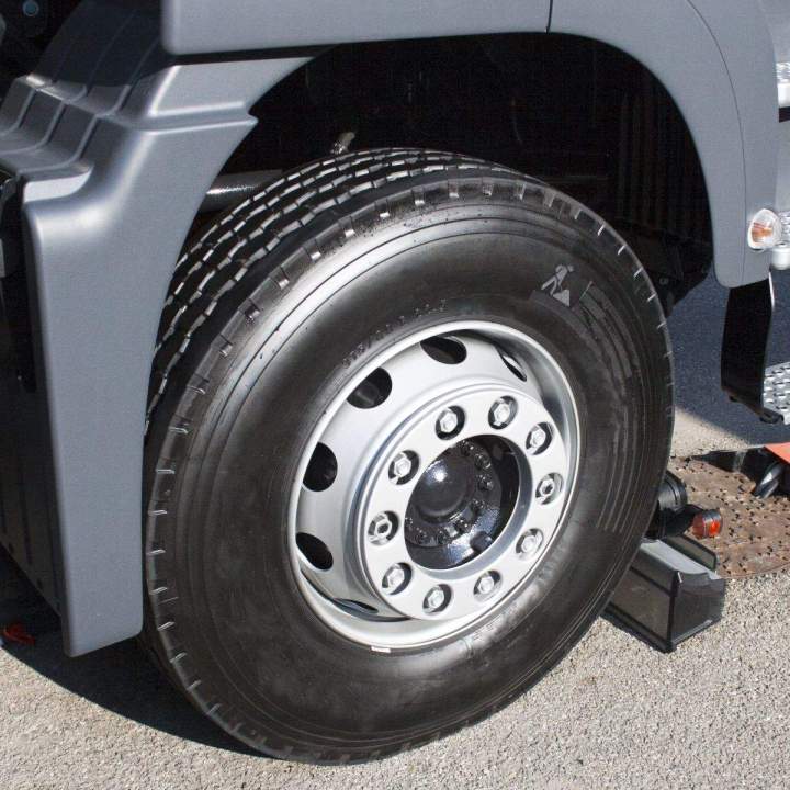 Service professionnel pour réparer les roues de votre poids lourd.