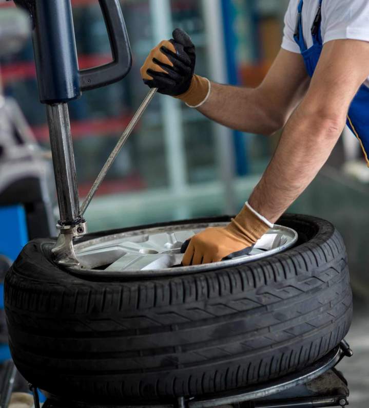 Changement des pneus de poids lourds.